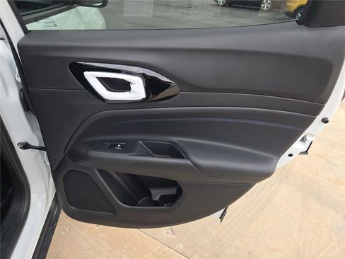 New 2026 Jeep Compass Latitude image 9