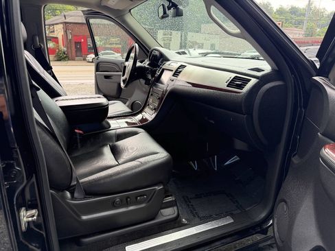 Used 2011 Cadillac Escalade Luxury AWD/4WD image 19