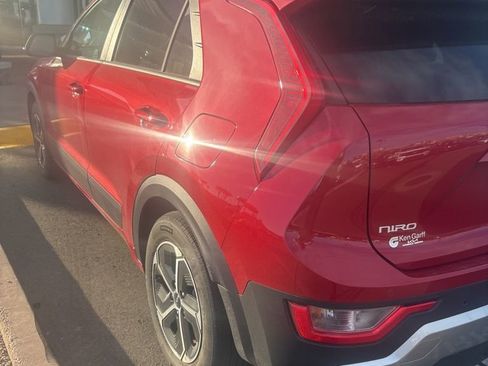 Used 2023 Kia Niro EX image 6