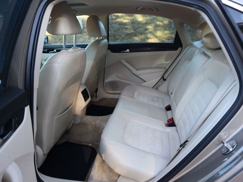 Used 2015 Volkswagen Passat TDI SEL Premium image 12