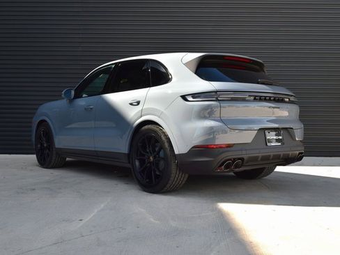 Certified 2025 Porsche Cayenne image 3