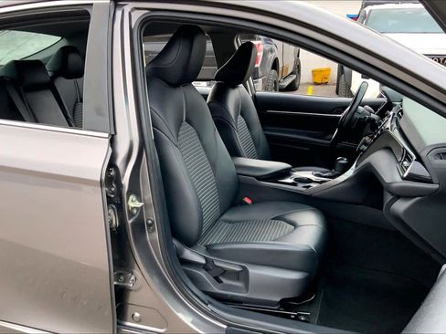 Used 2020 Toyota Camry SE image 9