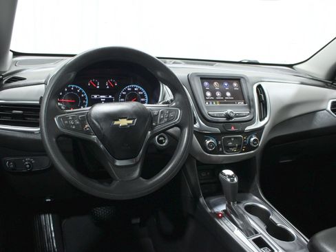 Used 2021 Chevrolet Equinox LS FWD image 2