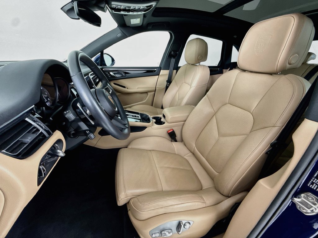 Certified 2025 Porsche Macan AWD/4WD image 5