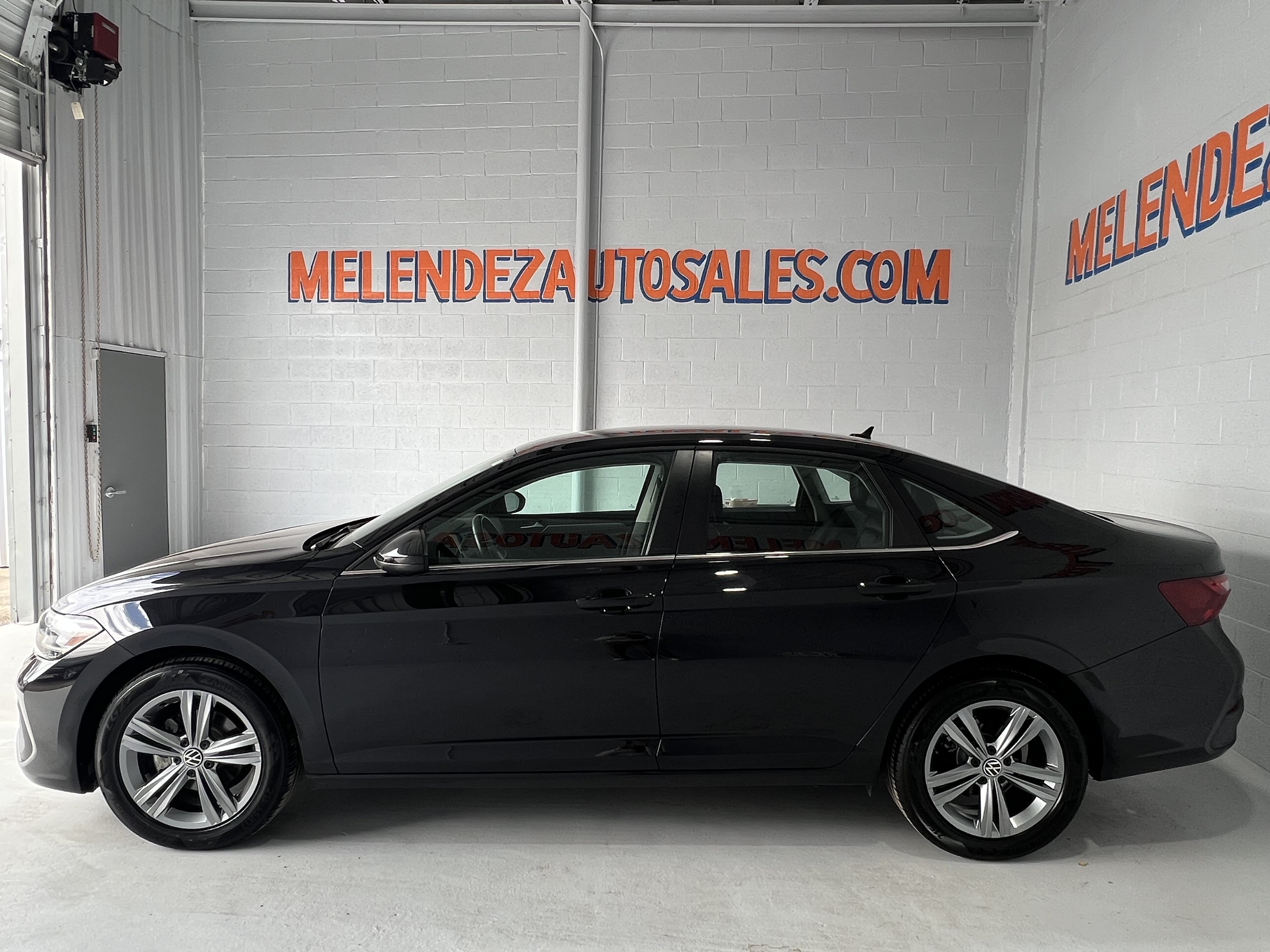 Used 2024 Volkswagen Jetta SE FWD image 2