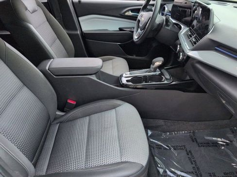 Used 2025 Chevrolet Trax LT w/ LT Convenience Package FWD image 30