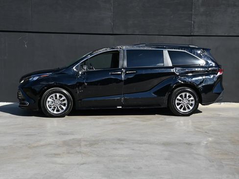 Used 2024 Toyota Sienna XLE image 6