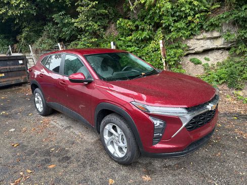 Certified 2024 Chevrolet Trax LS w/ LS Convenience Package FWD image 2