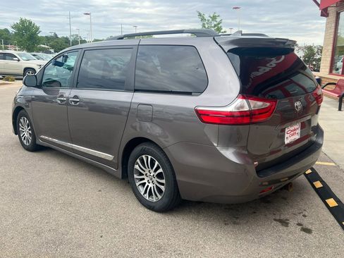 Used 2019 Toyota Sienna XLE Premium w/ Carpet Mat Package FWD image 5
