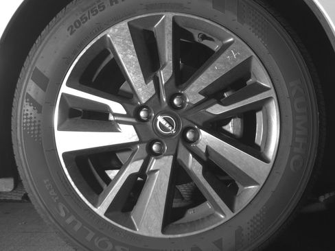 Used 2025 Nissan Versa SV image 13