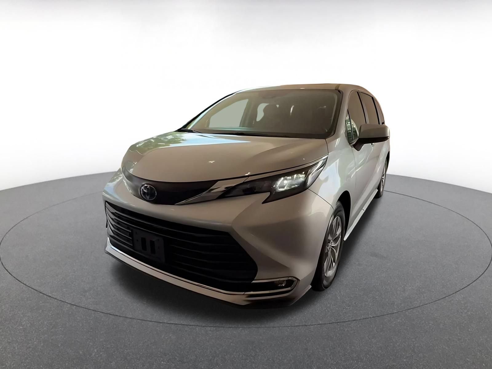 Used 2024 Toyota Sienna XLE FWD image 6