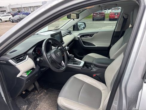 Used 2019 Toyota RAV4 XLE Premium image 5