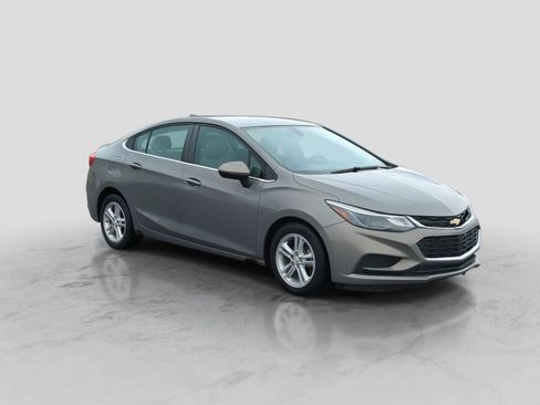 Used 2018 Chevrolet Cruze LT w/ Convenience Package FWD image 2