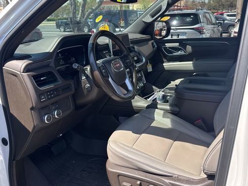 Used 2023 GMC Yukon XL SLT w/ SLT Luxury Package image 11