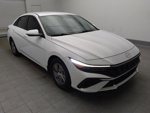 Used 2025 Hyundai Elantra SE FWD image 13