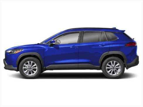 Used 2025 Toyota Corolla Cross LE image 3