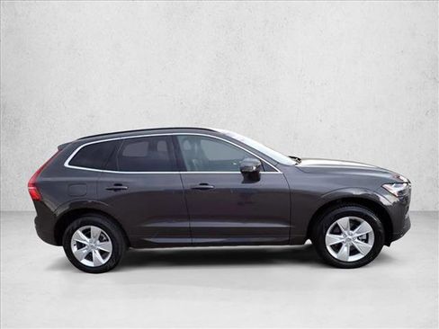 Used 2022 Volvo XC60 B5 Momentum image 5