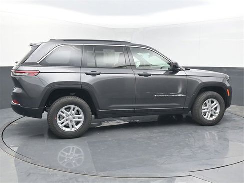 New 2025 Jeep Grand Cherokee Laredo image 6