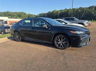 Used 2023 Toyota Camry SE image 1