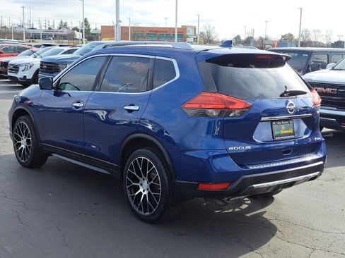 Used 2017 Nissan Rogue SV w/ SV Premium Package image 3