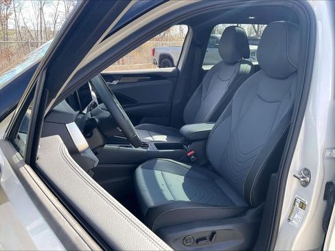 New 2026 Volkswagen Tiguan SE R-Line AWD/4WD image 10