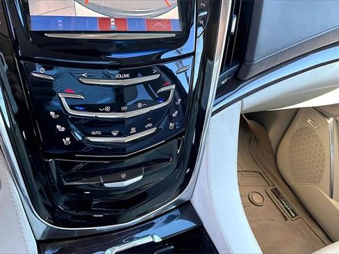 Used 2017 Cadillac Escalade Luxury image 25
