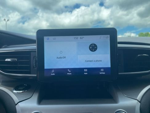 Used 2022 Ford Explorer XLT w/ Equipment Group 202A AWD/4WD image 9