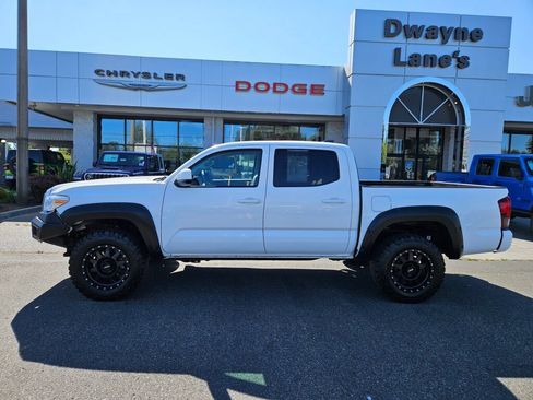 Used 2022 Toyota Tacoma SR AWD/4WD image 2