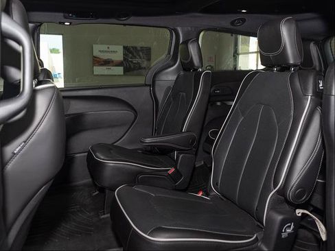 Used 2023 Chrysler Pacifica Limited w/ S Appearance Package AWD/4WD image 18