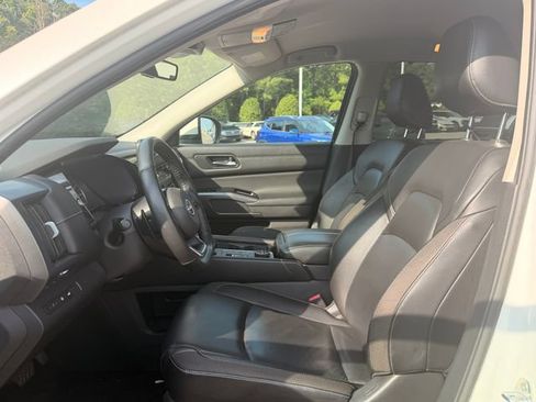 Used 2023 Nissan Pathfinder SL AWD/4WD image 7