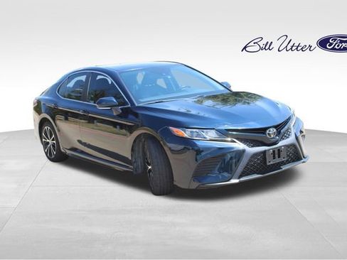 Used 2019 Toyota Camry SE w/ Convenience Package FWD image 3