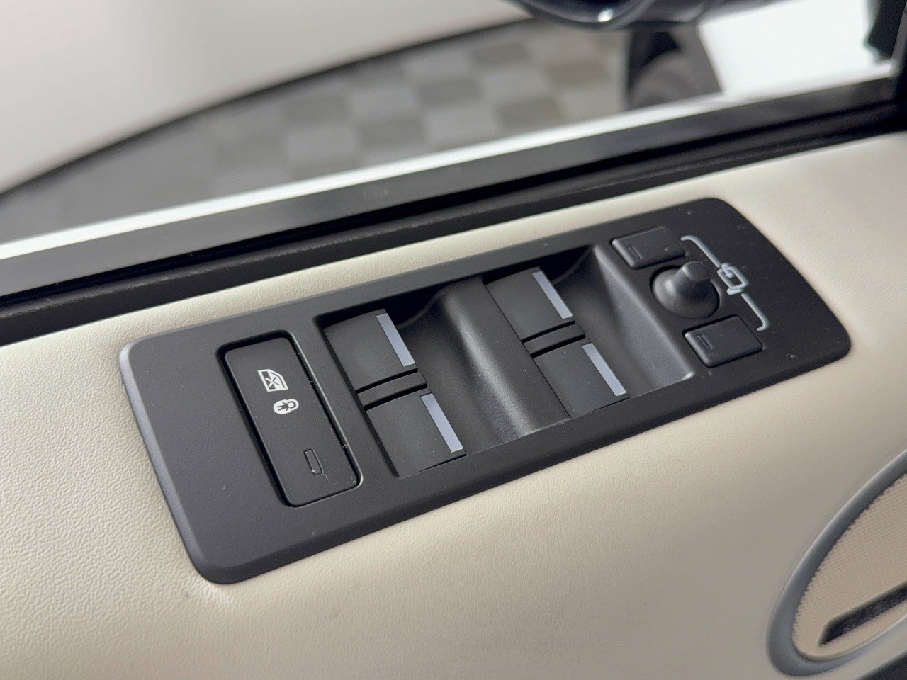 Used 2023 Land Rover Discovery Metropolitan Edition AWD/4WD image 15