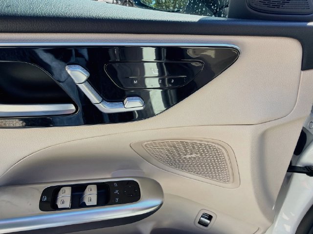 Used 2025 Mercedes-Benz C 300 Sedan image 23