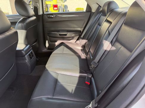 Used 2009 Chrysler 300 Touring RWD image 17