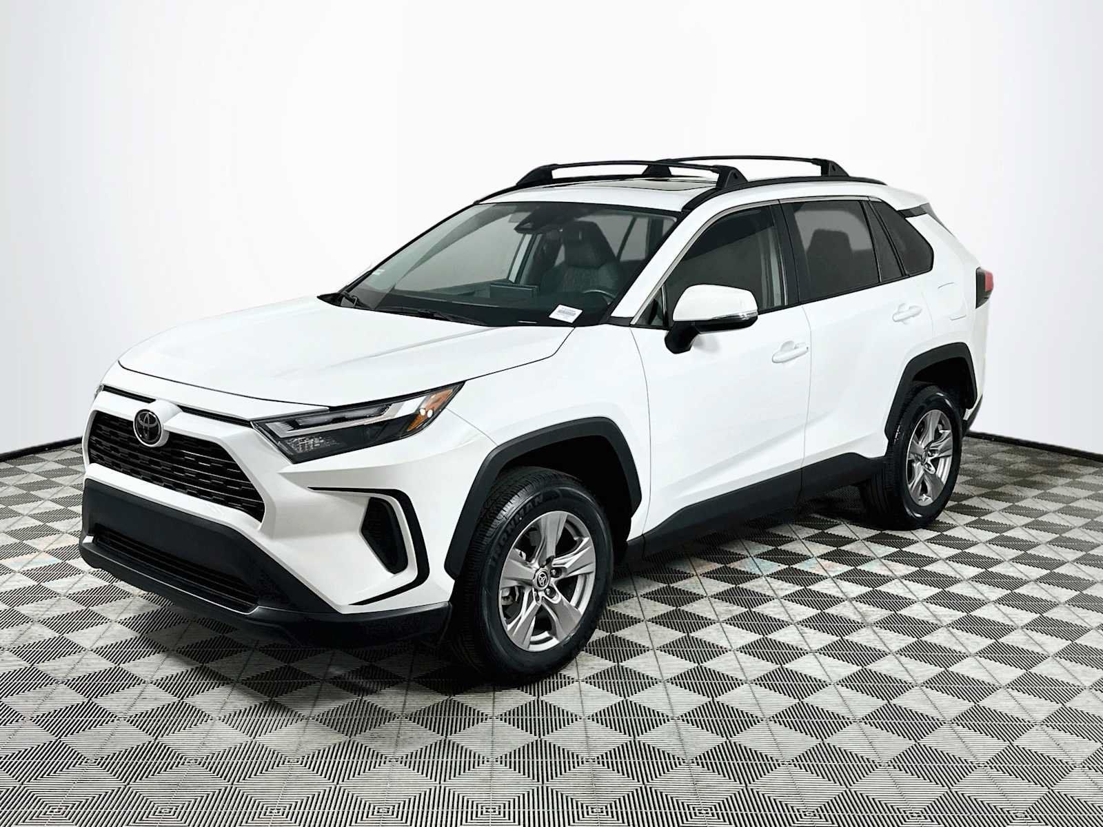 Used 2022 Toyota RAV4 XLE w/ Convenience Package FWD image 3