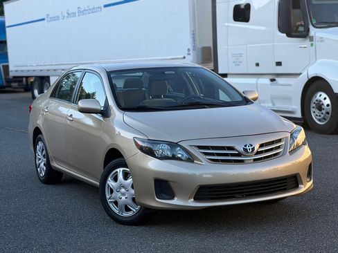 Used 2013 Toyota Corolla LE FWD image 2