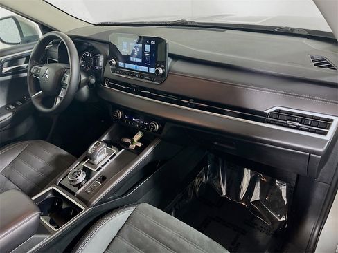 Used 2024 Mitsubishi Outlander SE image 27