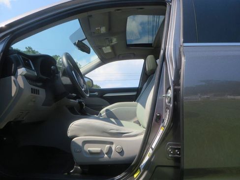 Used 2015 Toyota Highlander XLE FWD image 10