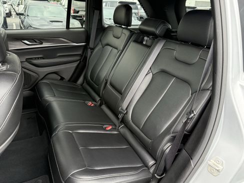 Used 2024 Jeep Grand Cherokee Limited w/ Black Appearance Package AWD/4WD image 33