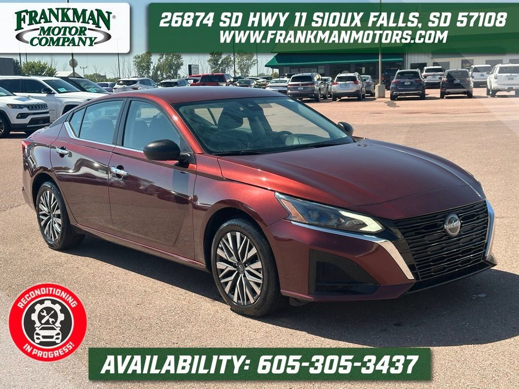 Used 2025 Nissan Altima 2.5 SV AWD/4WD image 1