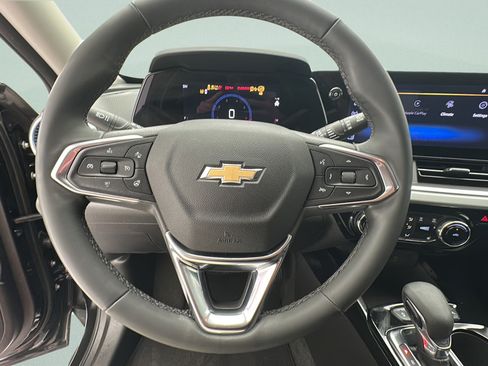 Used 2025 Chevrolet Trax LT w/ LT Convenience Package FWD image 15