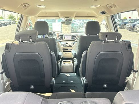 Used 2023 Chrysler Voyager LX FWD image 9