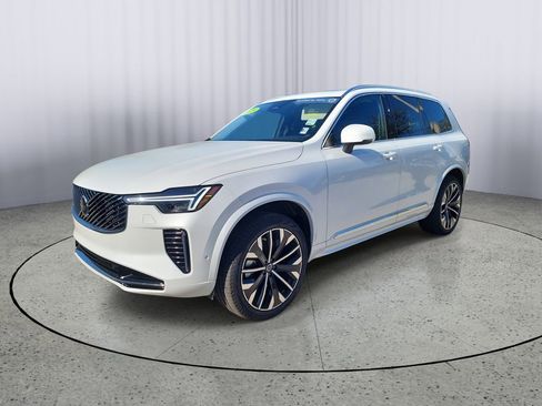 Certified 2025 Volvo XC90 B5 Plus image 9