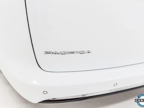 Used 2023 Chrysler Pacifica Touring-L image 11