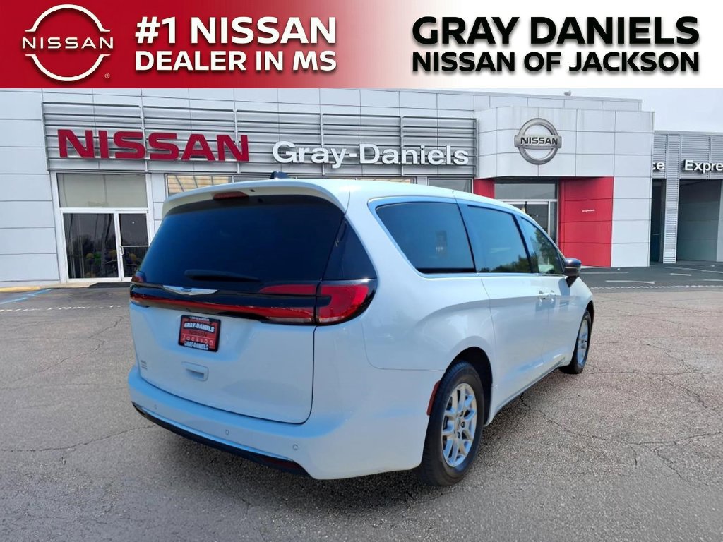 Used 2025 Chrysler Pacifica Select FWD image 7