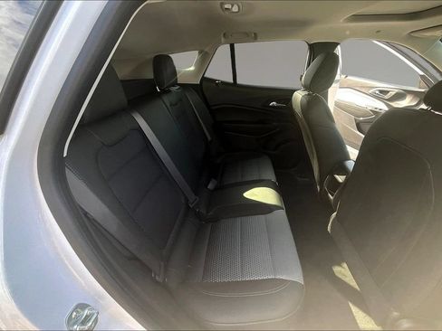Used 2025 Chevrolet Trax LT w/ Sunroof Package FWD image 21