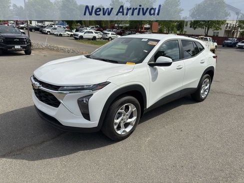 Used 2024 Chevrolet Trax LS w/ LS Convenience Package FWD image 1