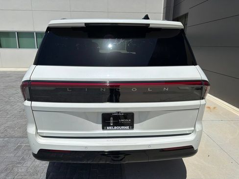 Certified 2025 Lincoln Navigator Reserve AWD/4WD image 3
