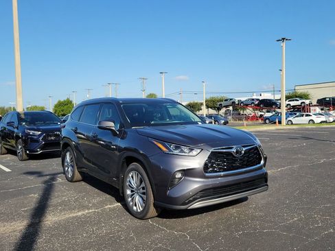 New 2025 Toyota Highlander Platinum image 2