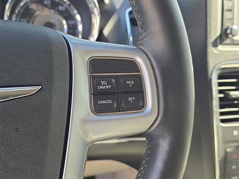 Used 2012 Chrysler Town & Country Touring-L w/ Premium Group image 30